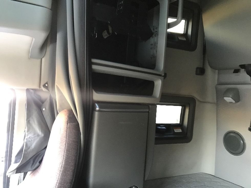 Sleeper Tractor-Heavy Duty Tractors-Volvo-2022-VNL64760-Ocala-FL-381,930\n\t\tmiles-$ 85,000 - Image 19