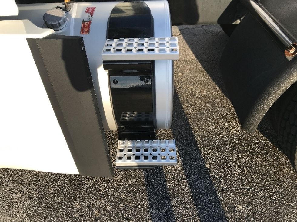 Sleeper Tractor-Heavy Duty Tractors-Volvo-2022-VNL64760-Ocala-FL-381,930\n\t\tmiles-$ 85,000 - Image 22