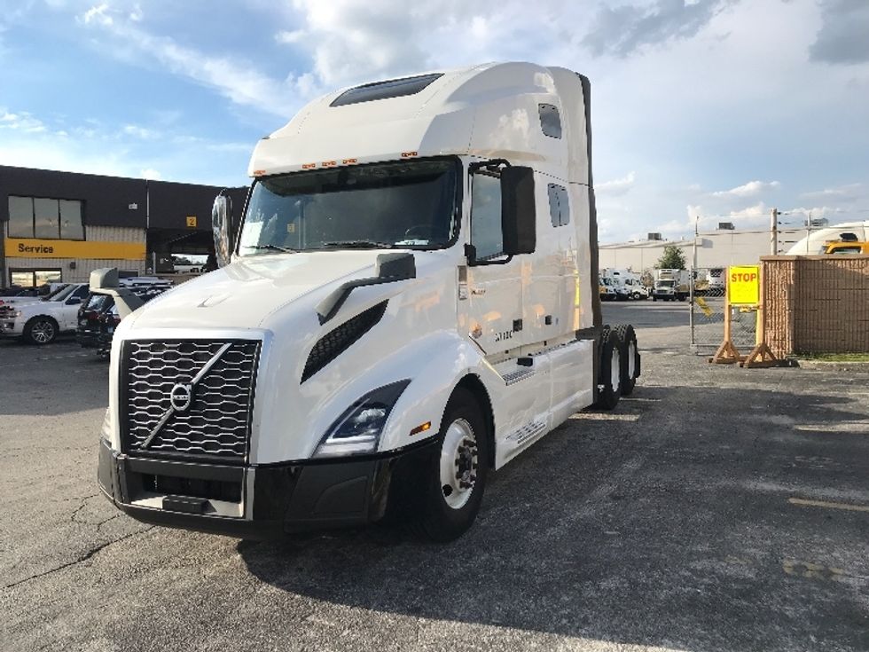 Sleeper Tractor-Heavy Duty Tractors-Volvo-2022-VNL64760-Ocala-FL-381,930\n\t\tmiles-$ 85,000 - Image 3