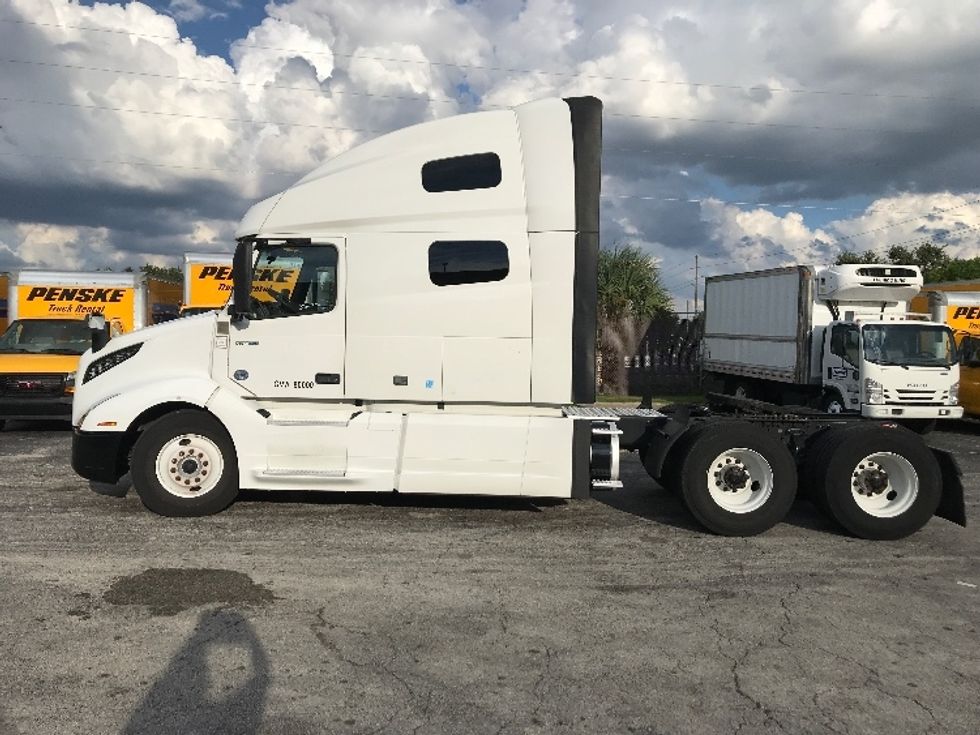 Sleeper Tractor-Heavy Duty Tractors-Volvo-2022-VNL64760-Ocala-FL-381,930\n\t\tmiles-$ 85,000 - Image 4