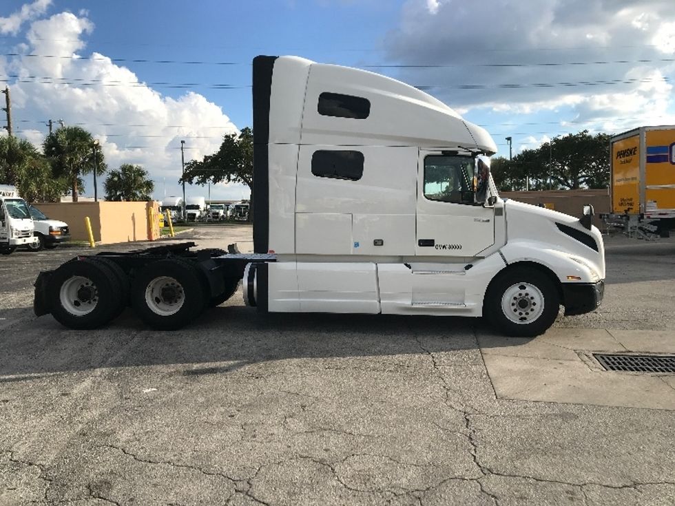 Sleeper Tractor-Heavy Duty Tractors-Volvo-2022-VNL64760-Ocala-FL-381,930\n\t\tmiles-$ 85,000 - Image 8