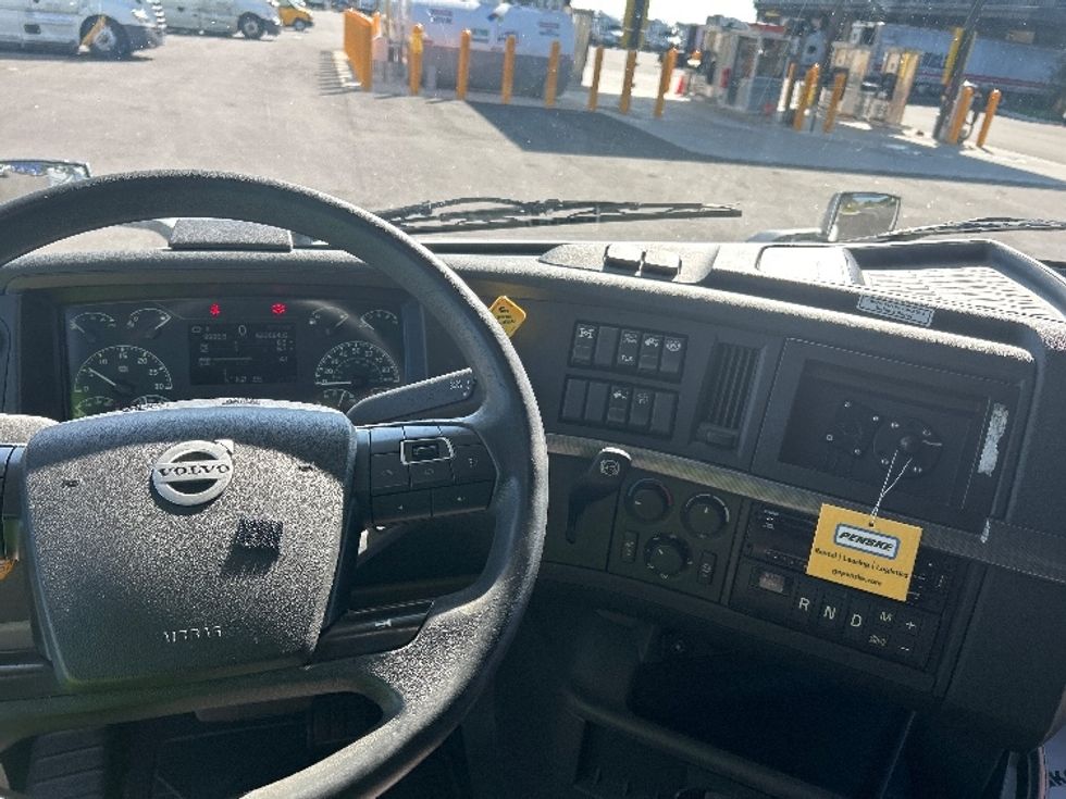 Sleeper Tractor-Heavy Duty Tractors-Volvo-2022-VNL64760-Ocala-FL-533,565\n\t\tmiles-$ 69,500 - Image 11