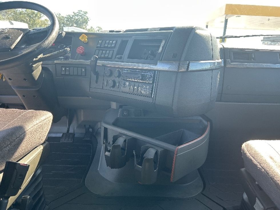 Sleeper Tractor-Heavy Duty Tractors-Volvo-2022-VNL64760-Ocala-FL-533,565\n\t\tmiles-$ 69,500 - Image 12