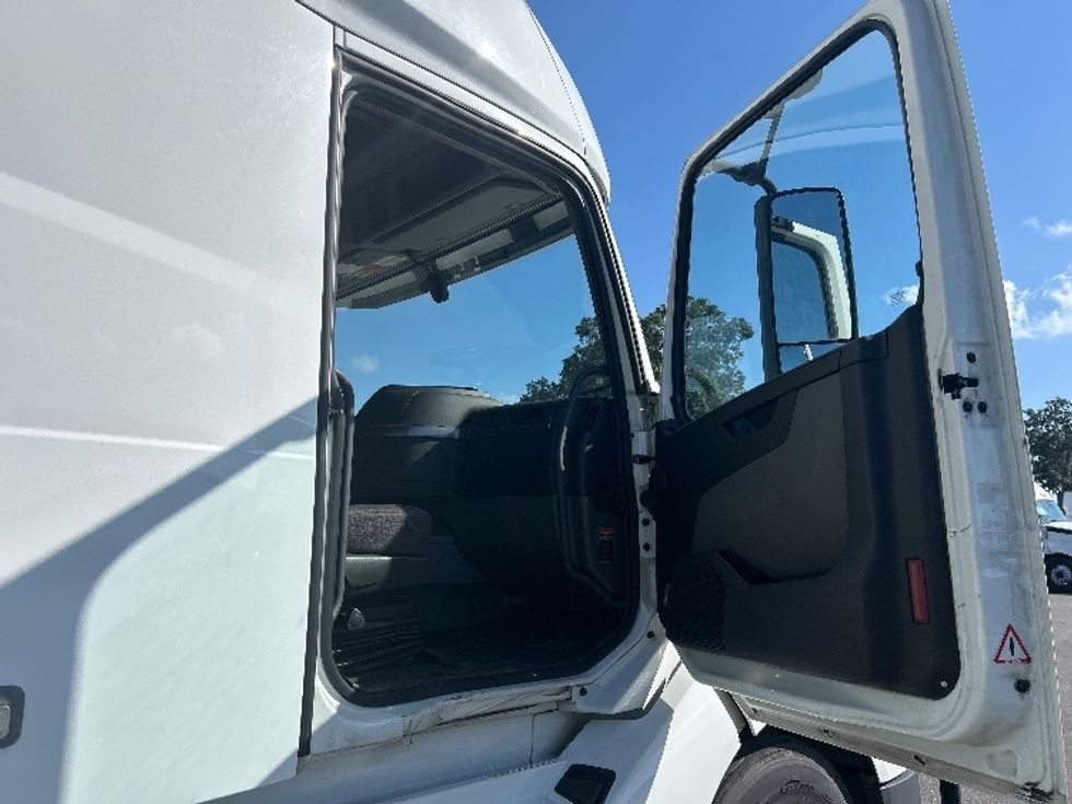Sleeper Tractor-Heavy Duty Tractors-Volvo-2022-VNL64760-Ocala-FL-533,565\n\t\tmiles-$ 69,500 - Image 13