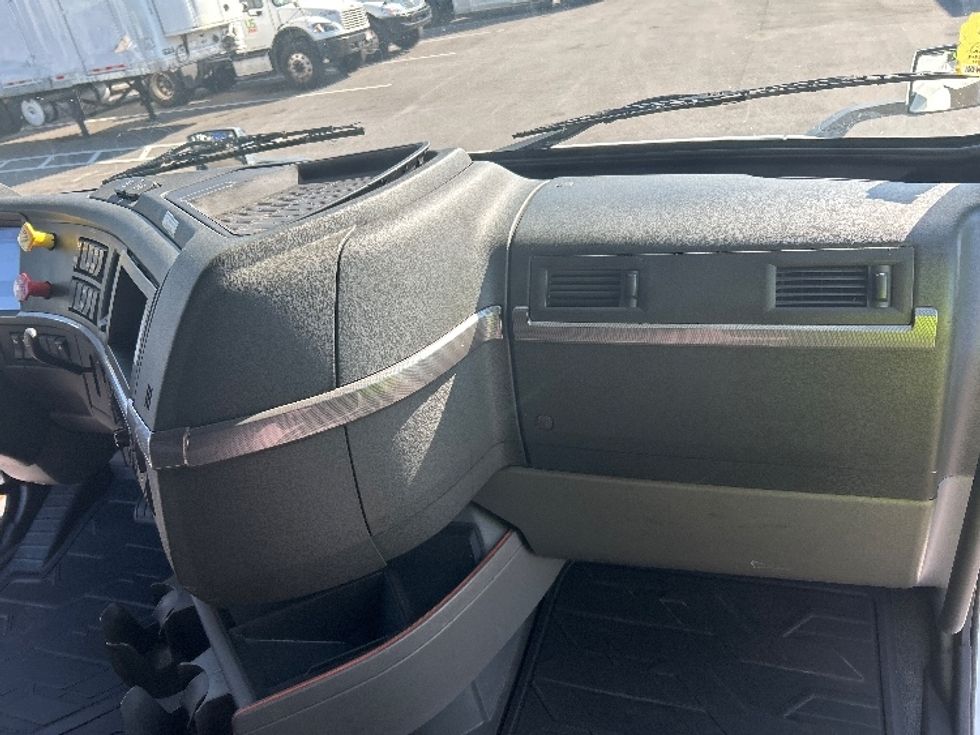 Sleeper Tractor-Heavy Duty Tractors-Volvo-2022-VNL64760-Ocala-FL-533,565\n\t\tmiles-$ 69,500 - Image 14