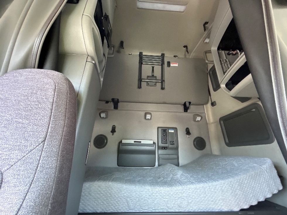 Sleeper Tractor-Heavy Duty Tractors-Volvo-2022-VNL64760-Ocala-FL-533,565\n\t\tmiles-$ 69,500 - Image 16