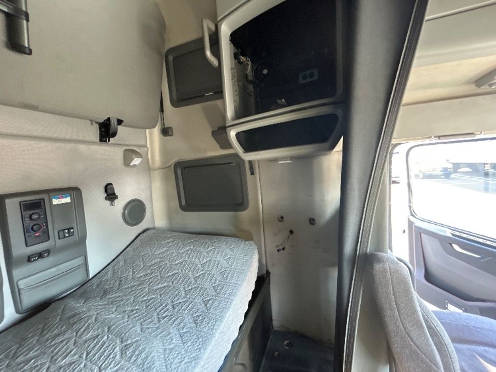 Sleeper Tractor-Heavy Duty Tractors-Volvo-2022-VNL64760-Ocala-FL-533,565\n\t\tmiles-$ 69,500 - Image 18