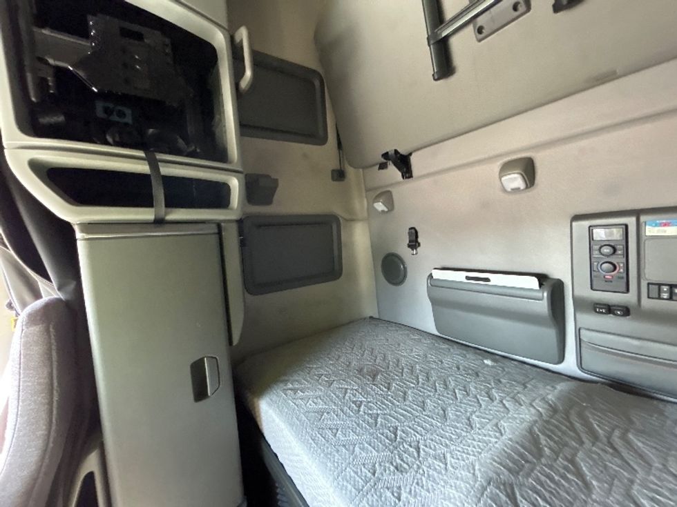 Sleeper Tractor-Heavy Duty Tractors-Volvo-2022-VNL64760-Ocala-FL-533,565\n\t\tmiles-$ 69,500 - Image 19