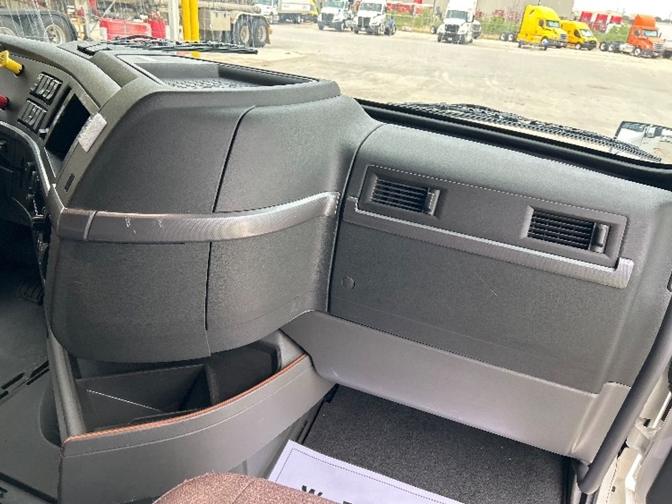 Sleeper Tractor-Heavy Duty Tractors-Volvo-2022-VNL64760-Odessa-TX-348,607\n\t\tmiles-$ 94,750 - Image 14