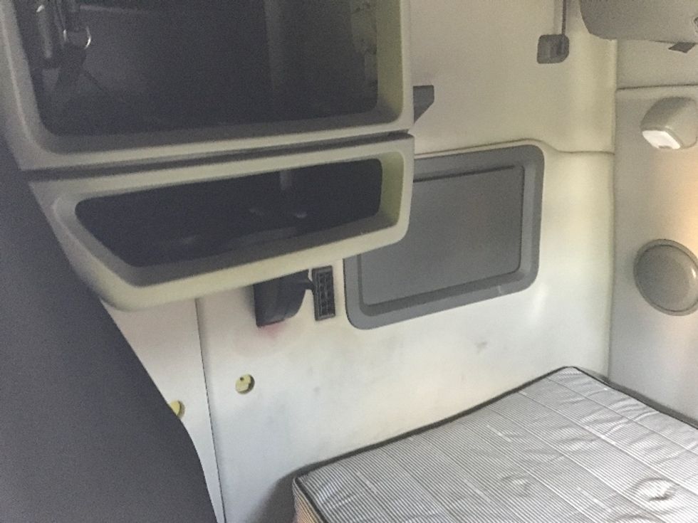 Sleeper Tractor-Heavy Duty Tractors-Volvo-2022-VNL64760-Oklahoma City-OK-395,420\n\t\tmiles-$ 85,000 - Image 18