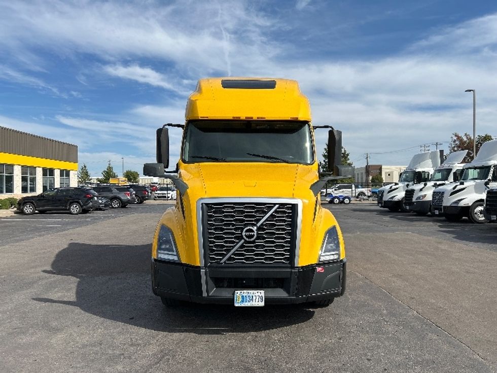 Sleeper Tractor-Heavy Duty Tractors-Volvo-2022-VNL64760-Oklahoma City-OK-395,420\n\t\tmiles-$ 85,000 - Image 2