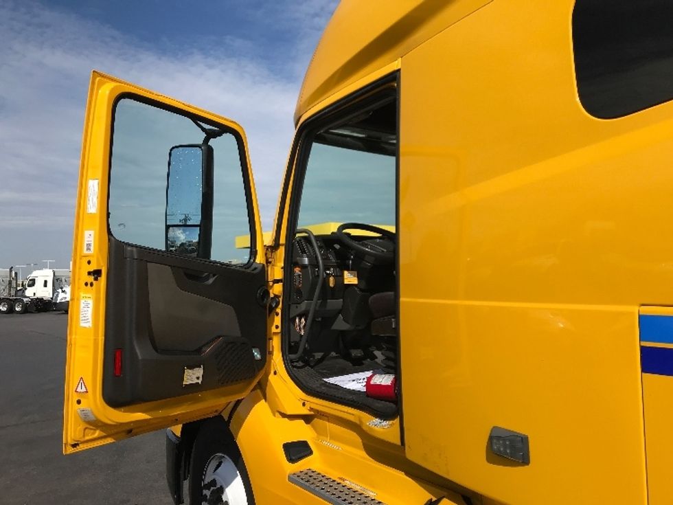 Sleeper Tractor-Heavy Duty Tractors-Volvo-2022-VNL64760-Oklahoma City-OK-395,420\n\t\tmiles-$ 85,000 - Image 9