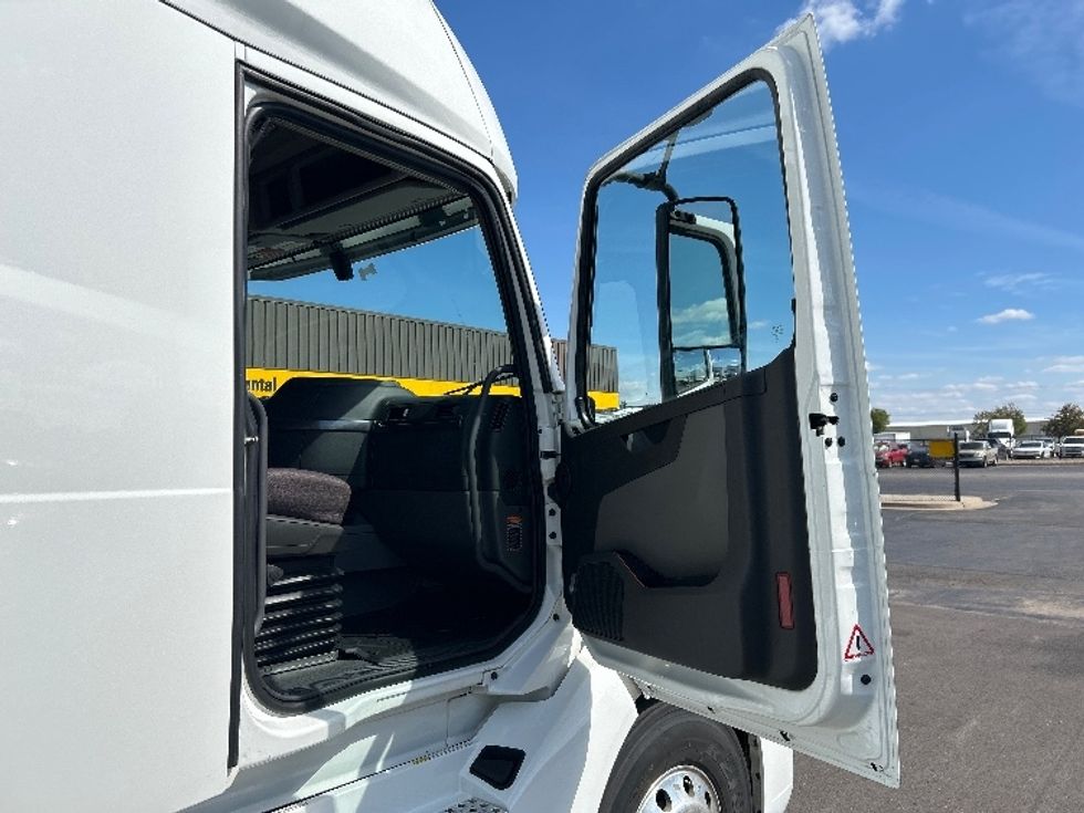 Sleeper Tractor-Heavy Duty Tractors-Volvo-2022-VNL64760-Oklahoma City-OK-435,489\n\t\tmiles-$ 88,000 - Image 13