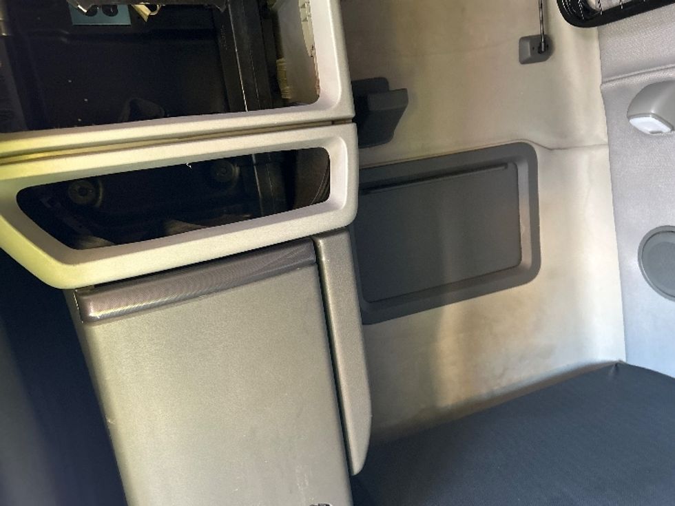 Sleeper Tractor-Heavy Duty Tractors-Volvo-2022-VNL64760-Oklahoma City-OK-435,489\n\t\tmiles-$ 88,000 - Image 18