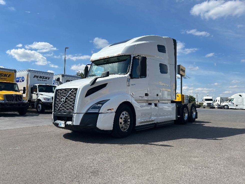 Sleeper Tractor-Heavy Duty Tractors-Volvo-2022-VNL64760-Oklahoma City-OK-435,489\n\t\tmiles-$ 88,000 - Image 3