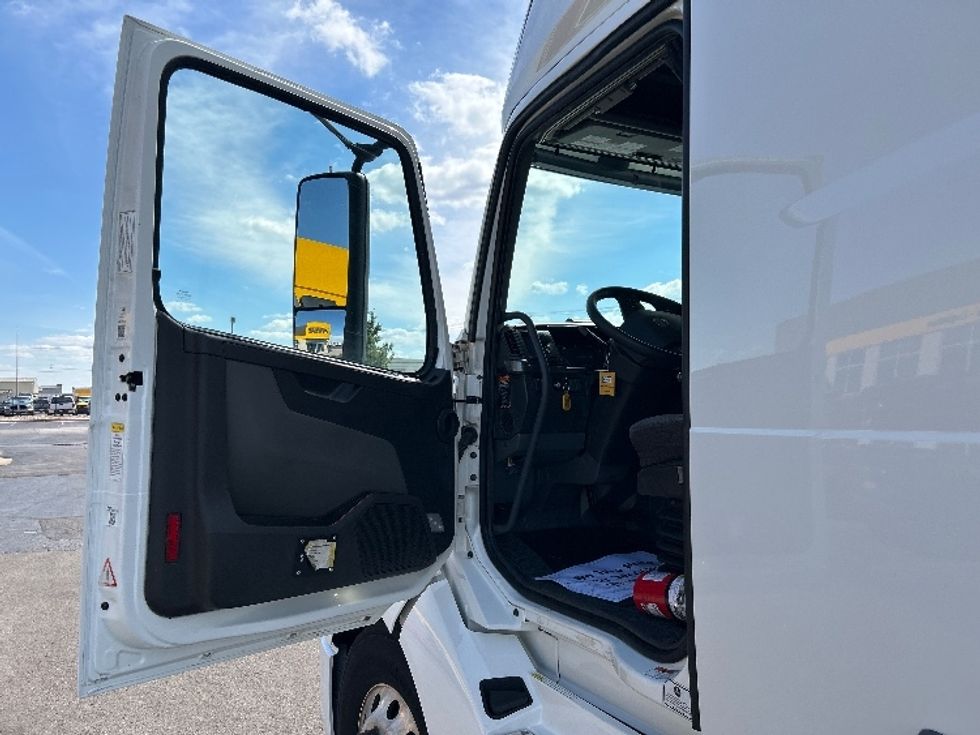 Sleeper Tractor-Heavy Duty Tractors-Volvo-2022-VNL64760-Oklahoma City-OK-435,489\n\t\tmiles-$ 88,000 - Image 9