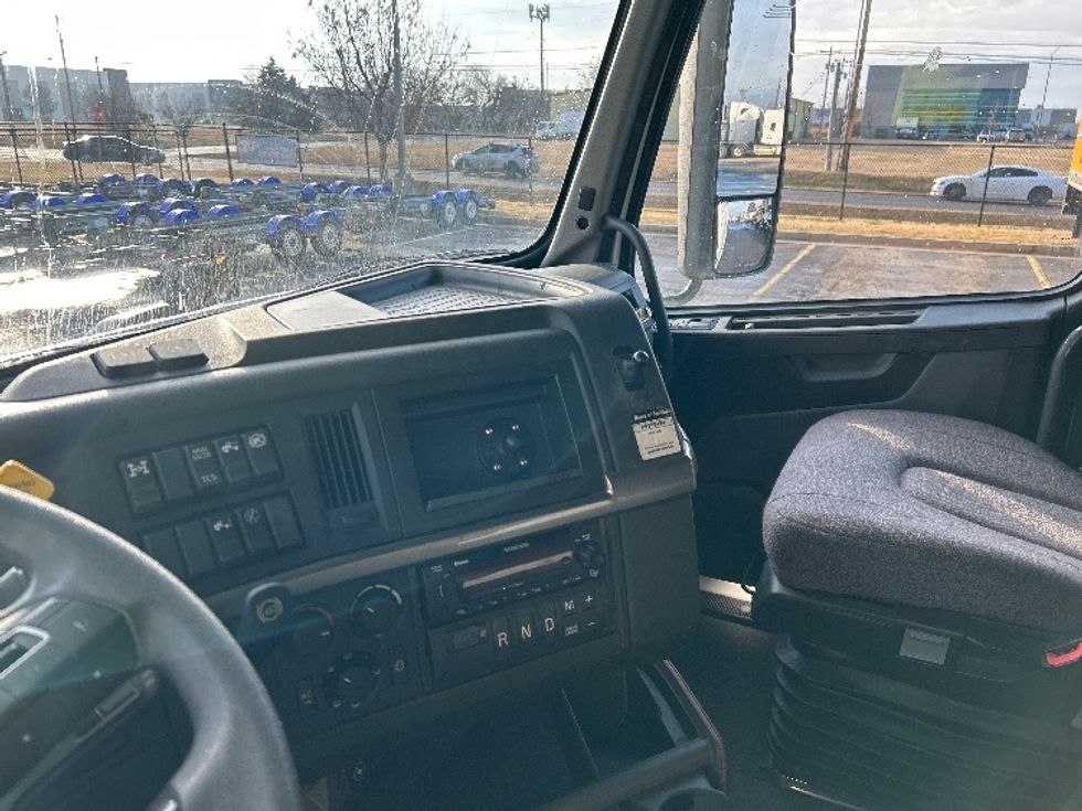 Sleeper Tractor-Heavy Duty Tractors-Volvo-2022-VNL64760-Oklahoma City-OK-481,423\n\t\tmiles-$ 77,500 - Image 11