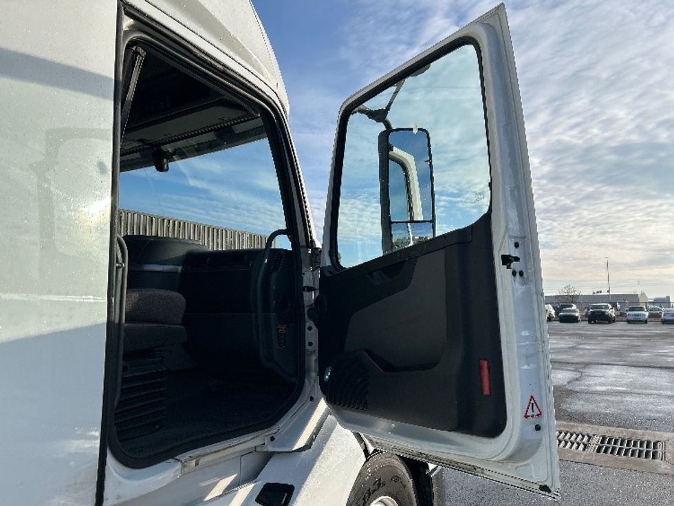 Sleeper Tractor-Heavy Duty Tractors-Volvo-2022-VNL64760-Oklahoma City-OK-481,423\n\t\tmiles-$ 77,500 - Image 13