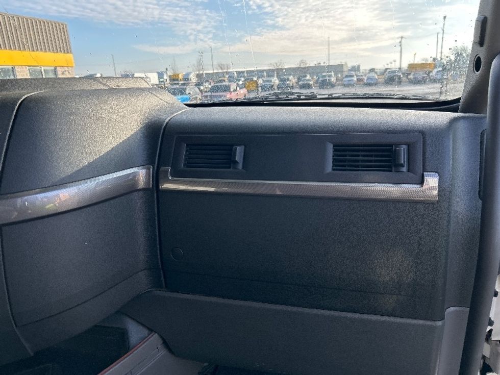 Sleeper Tractor-Heavy Duty Tractors-Volvo-2022-VNL64760-Oklahoma City-OK-481,423\n\t\tmiles-$ 77,500 - Image 14