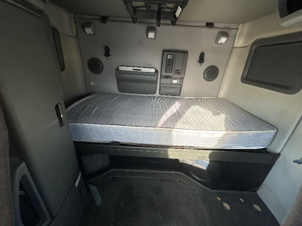 Sleeper Tractor-Heavy Duty Tractors-Volvo-2022-VNL64760-Oklahoma City-OK-481,423\n\t\tmiles-$ 77,500 - Image 16