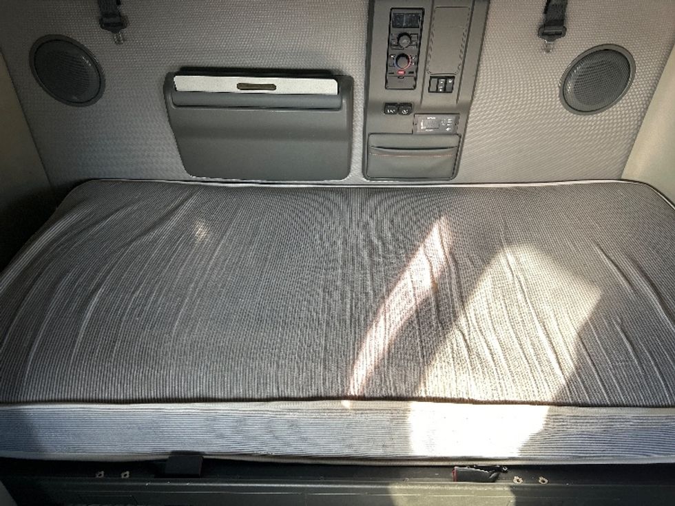 Sleeper Tractor-Heavy Duty Tractors-Volvo-2022-VNL64760-Oklahoma City-OK-481,423\n\t\tmiles-$ 77,500 - Image 17