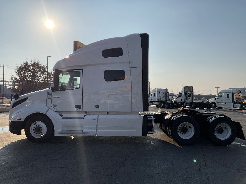Sleeper Tractor-Heavy Duty Tractors-Volvo-2022-VNL64760-Oklahoma City-OK-481,423\n\t\tmiles-$ 77,500 - Image 4