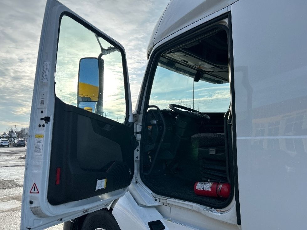 Sleeper Tractor-Heavy Duty Tractors-Volvo-2022-VNL64760-Oklahoma City-OK-481,423\n\t\tmiles-$ 77,500 - Image 9