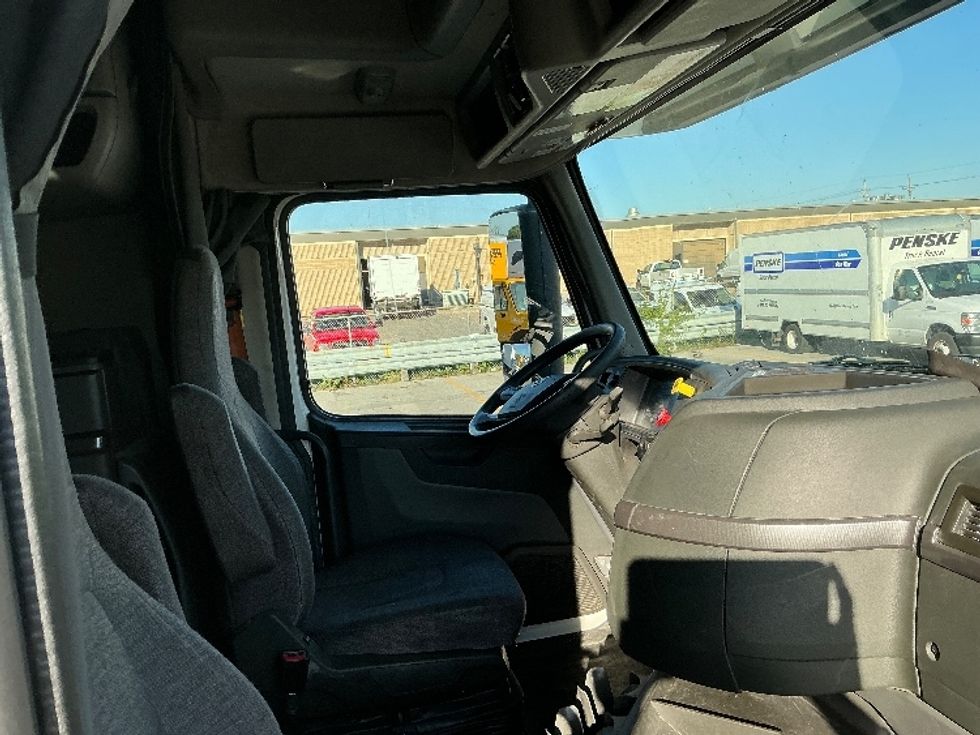 Sleeper Tractor-Heavy Duty Tractors-Volvo-2022-VNL64760-Omaha-NE-357,760\n\t\tmiles-$ 89,000 - Image 15