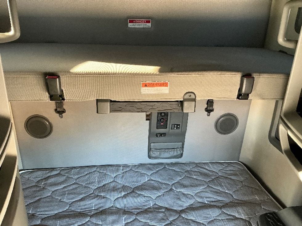 Sleeper Tractor-Heavy Duty Tractors-Volvo-2022-VNL64760-Omaha-NE-357,760\n\t\tmiles-$ 89,000 - Image 16