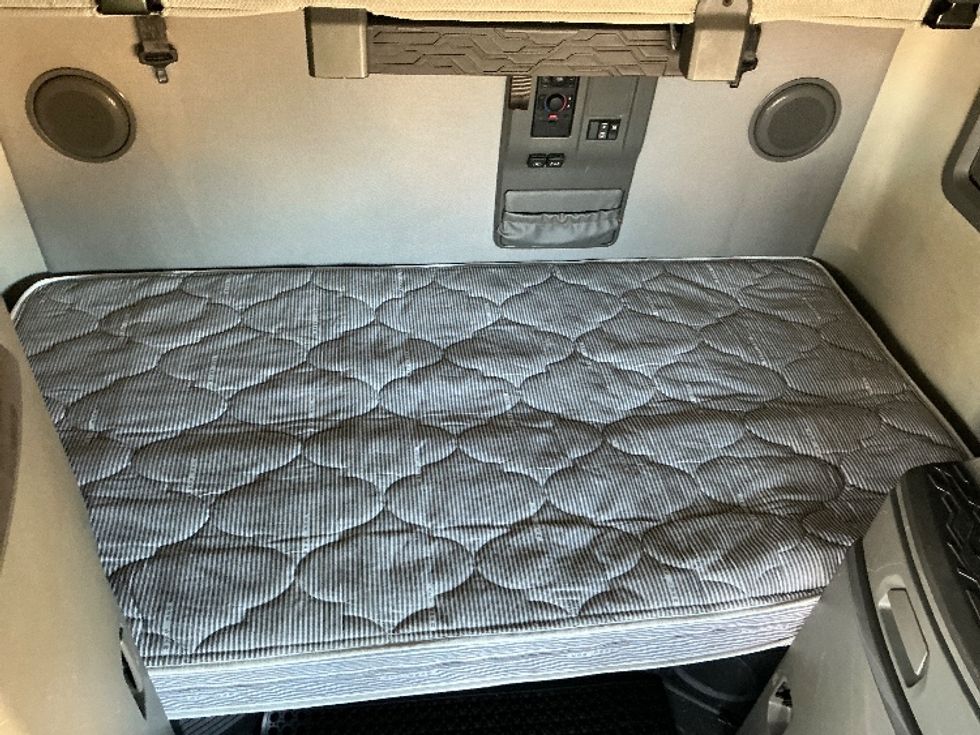 Sleeper Tractor-Heavy Duty Tractors-Volvo-2022-VNL64760-Omaha-NE-357,760\n\t\tmiles-$ 89,000 - Image 17