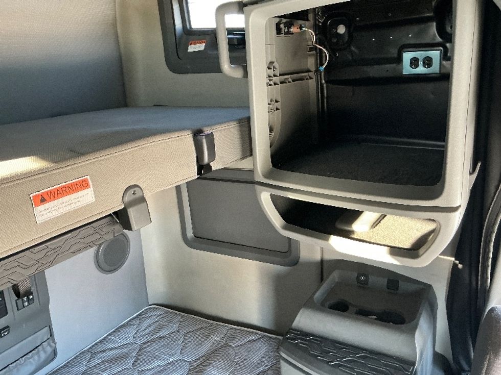 Sleeper Tractor-Heavy Duty Tractors-Volvo-2022-VNL64760-Omaha-NE-357,760\n\t\tmiles-$ 89,000 - Image 18