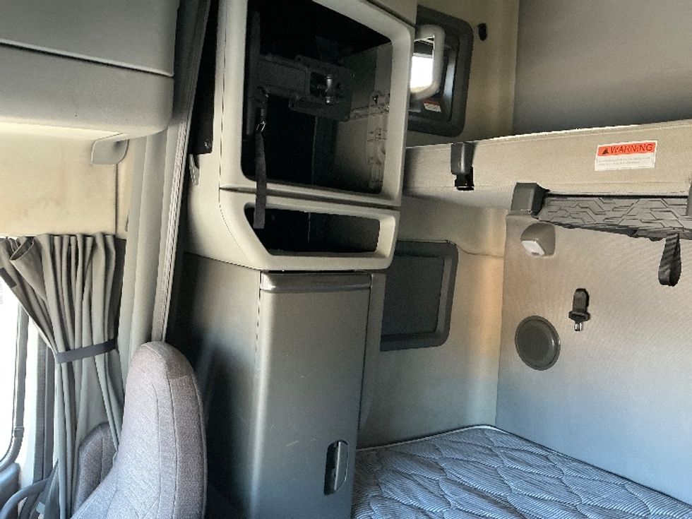 Sleeper Tractor-Heavy Duty Tractors-Volvo-2022-VNL64760-Omaha-NE-357,760\n\t\tmiles-$ 89,000 - Image 19