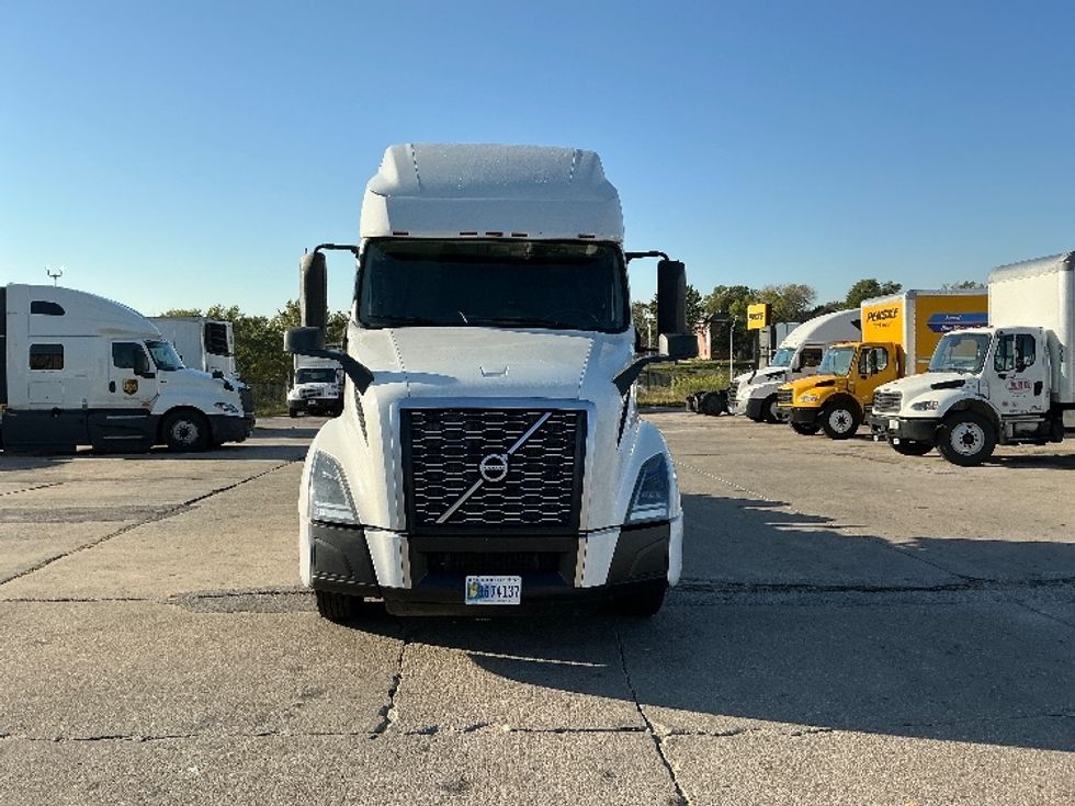 2022 Volvo Truck VNL photo 2