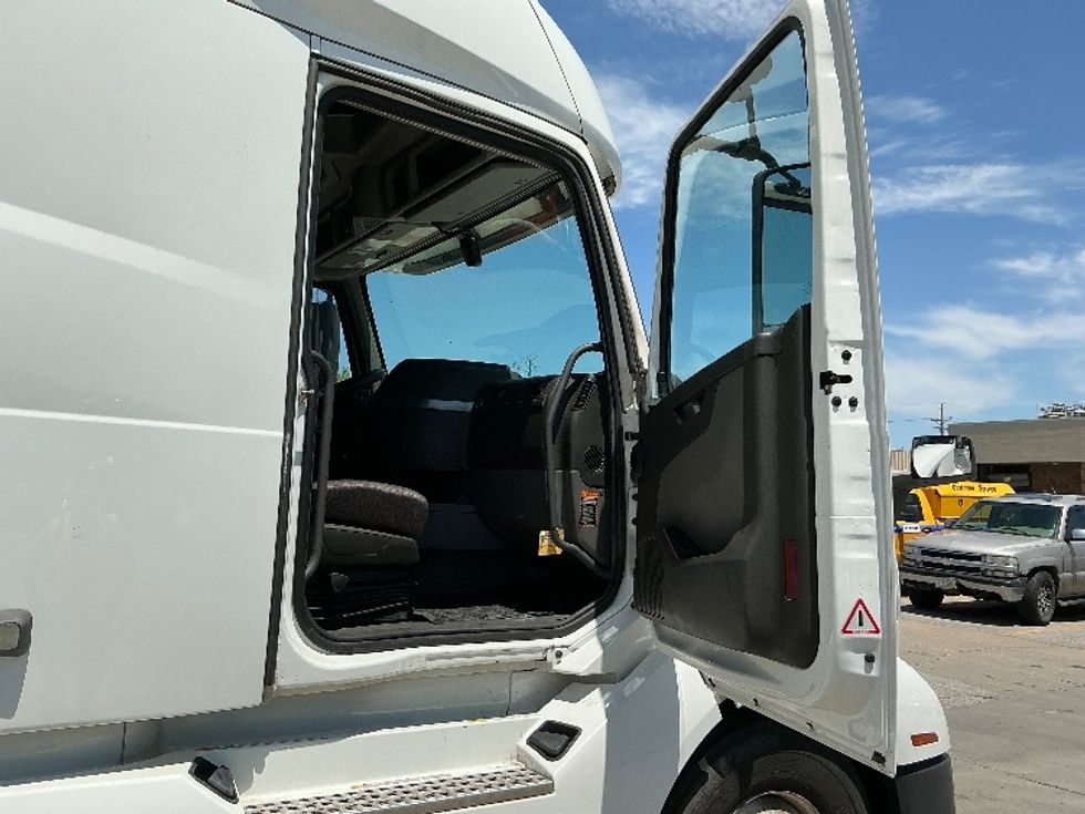 Sleeper Tractor-Heavy Duty Tractors-Volvo-2022-VNL64760-Omaha-NE-533,560\n\t\tmiles-$ 72,500 - Image 13