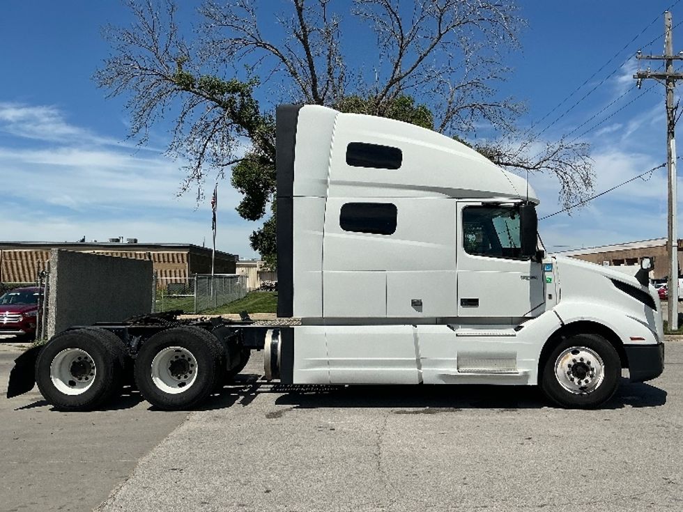 Sleeper Tractor-Heavy Duty Tractors-Volvo-2022-VNL64760-Omaha-NE-533,560\n\t\tmiles-$ 72,500 - Image 8