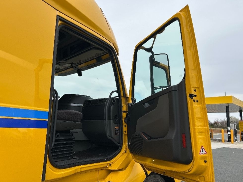 Sleeper Tractor-Heavy Duty Tractors-Volvo-2022-VNL64760-Omaha-NE-602,811\n\t\tmiles-$ 65,750 - Image 13
