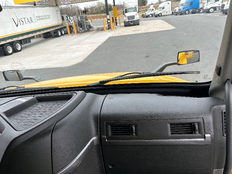 Sleeper Tractor-Heavy Duty Tractors-Volvo-2022-VNL64760-Omaha-NE-602,811\n\t\tmiles-$ 65,750 - Image 14