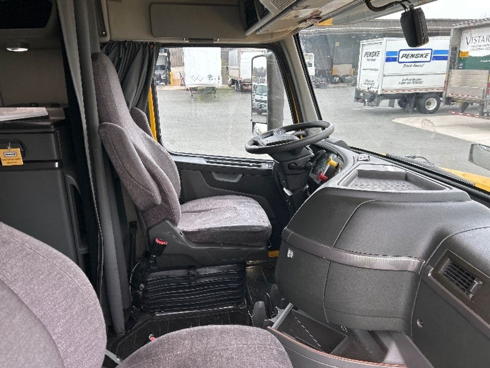 Sleeper Tractor-Heavy Duty Tractors-Volvo-2022-VNL64760-Omaha-NE-602,811\n\t\tmiles-$ 65,750 - Image 15