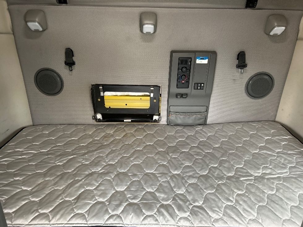 Sleeper Tractor-Heavy Duty Tractors-Volvo-2022-VNL64760-Omaha-NE-602,811\n\t\tmiles-$ 65,750 - Image 16