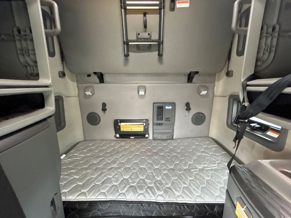 Sleeper Tractor-Heavy Duty Tractors-Volvo-2022-VNL64760-Omaha-NE-602,811\n\t\tmiles-$ 65,750 - Image 17