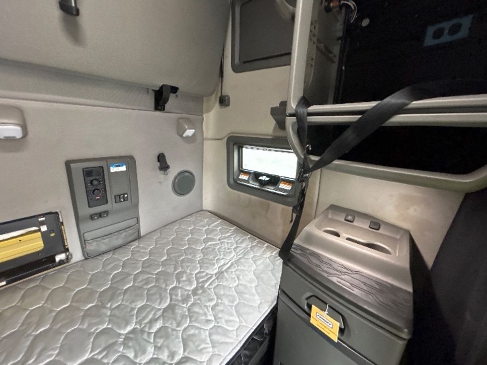 Sleeper Tractor-Heavy Duty Tractors-Volvo-2022-VNL64760-Omaha-NE-602,811\n\t\tmiles-$ 65,750 - Image 18