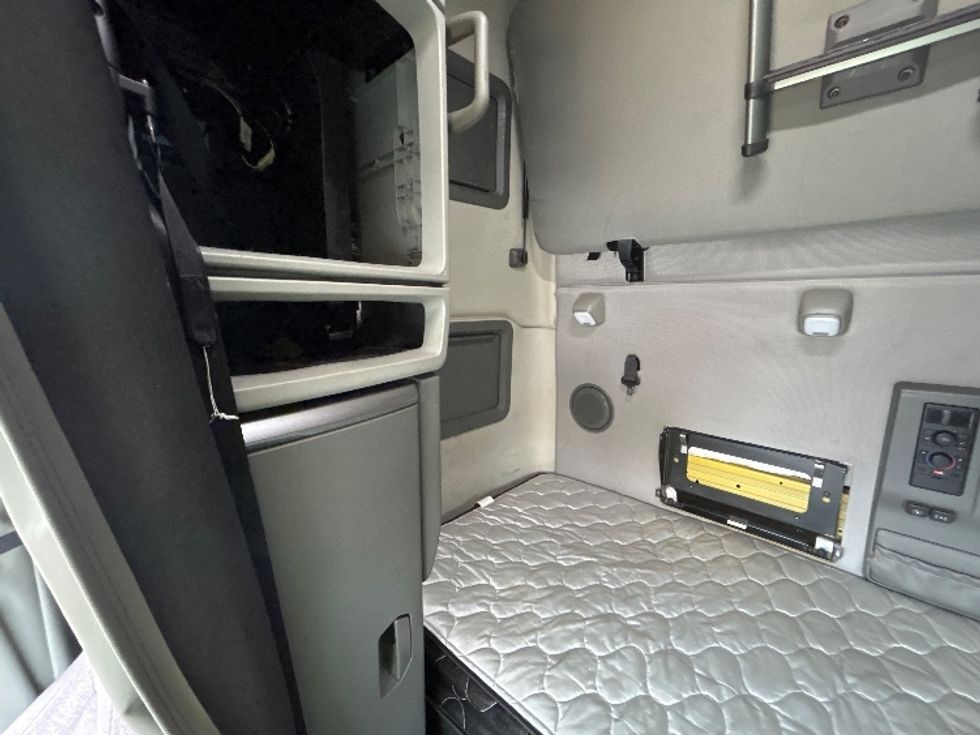 Sleeper Tractor-Heavy Duty Tractors-Volvo-2022-VNL64760-Omaha-NE-602,811\n\t\tmiles-$ 65,750 - Image 19