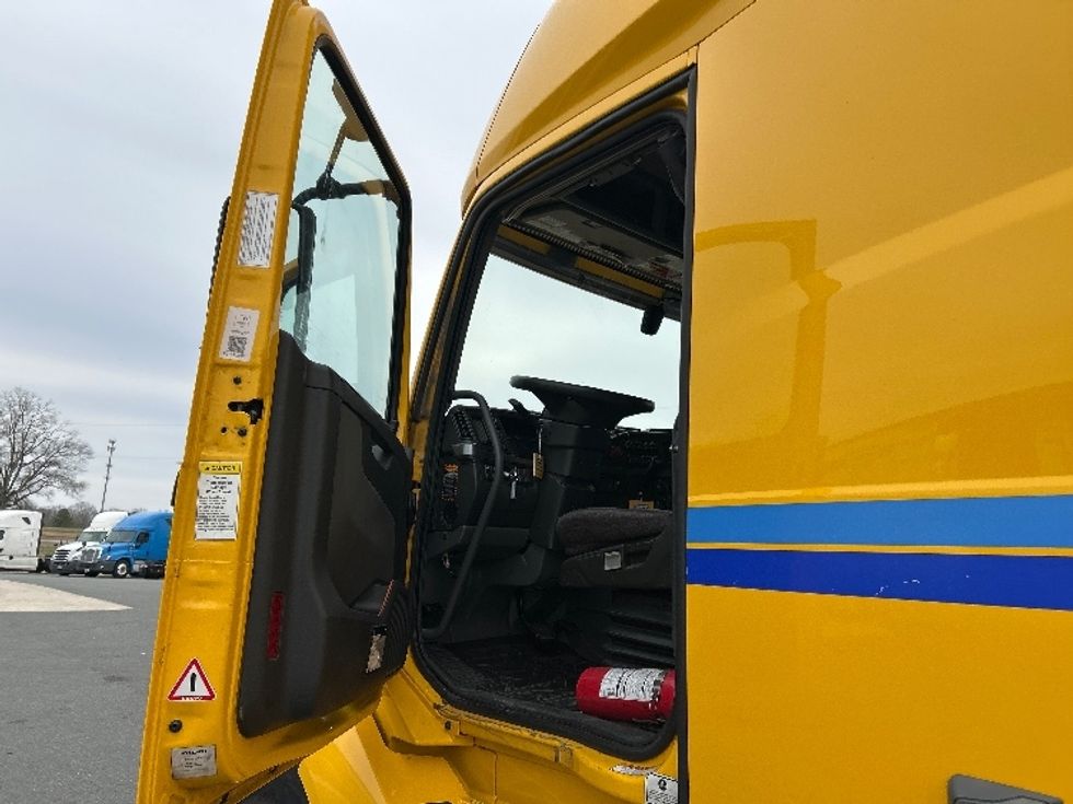 Sleeper Tractor-Heavy Duty Tractors-Volvo-2022-VNL64760-Omaha-NE-602,811\n\t\tmiles-$ 65,750 - Image 9