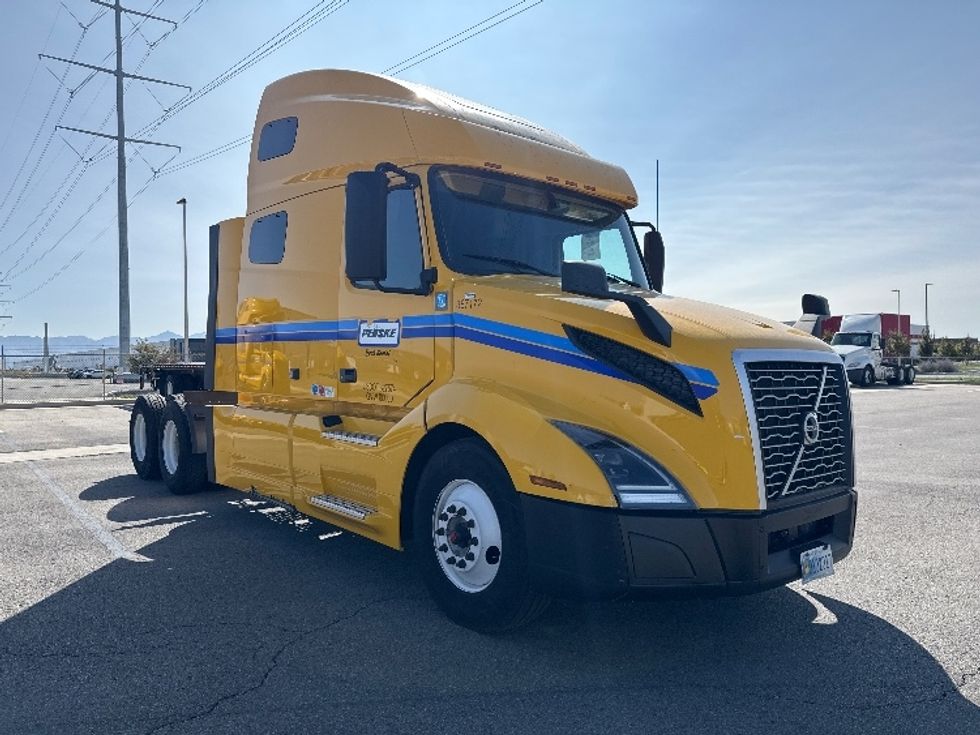 Sleeper Tractor-Heavy Duty Tractors-Volvo-2022-VNL64760-Ontario-CA-379,507\n\t\tmiles-$ 91,250 - Image 1