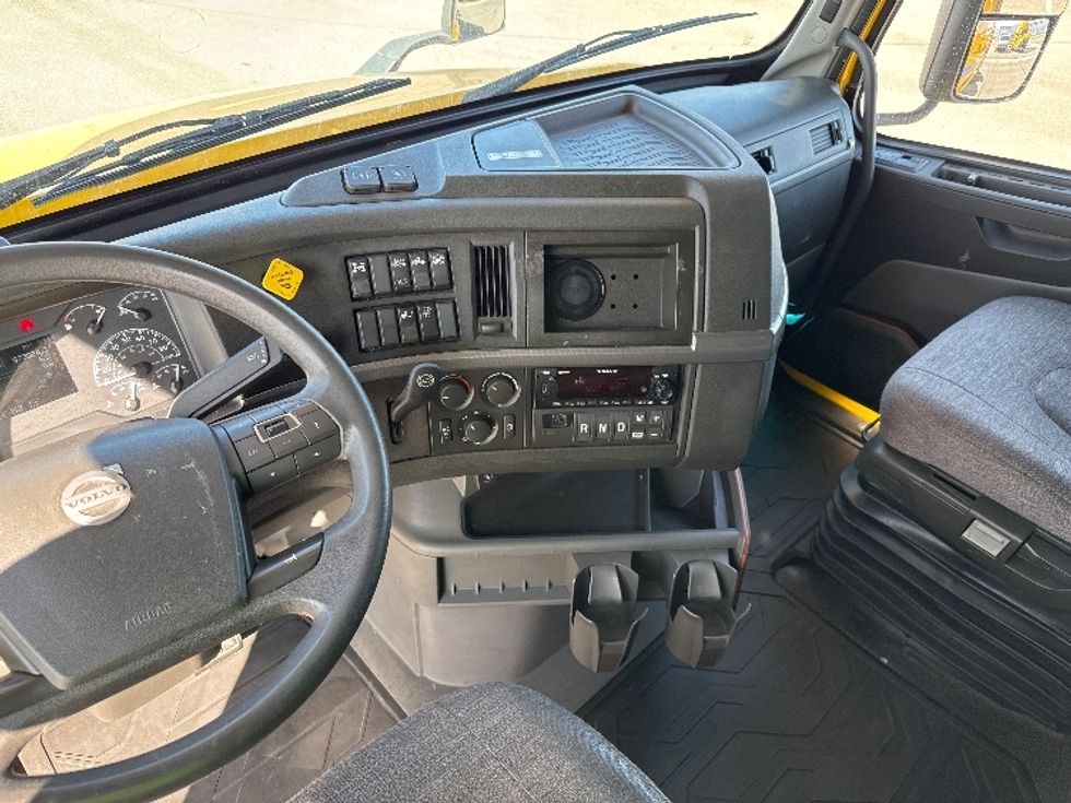 Sleeper Tractor-Heavy Duty Tractors-Volvo-2022-VNL64760-Ontario-CA-379,507\n\t\tmiles-$ 91,250 - Image 10