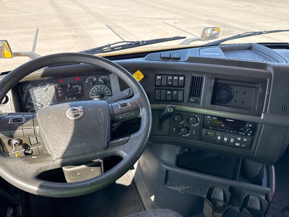 Sleeper Tractor-Heavy Duty Tractors-Volvo-2022-VNL64760-Ontario-CA-379,507\n\t\tmiles-$ 91,250 - Image 11
