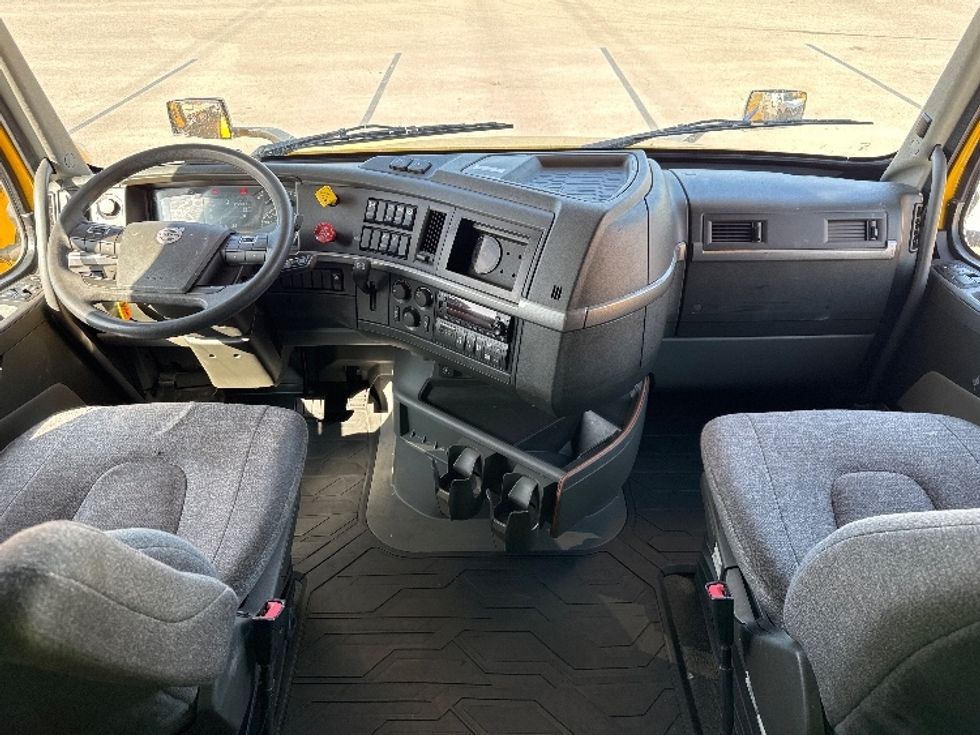 Sleeper Tractor-Heavy Duty Tractors-Volvo-2022-VNL64760-Ontario-CA-379,507\n\t\tmiles-$ 91,250 - Image 12