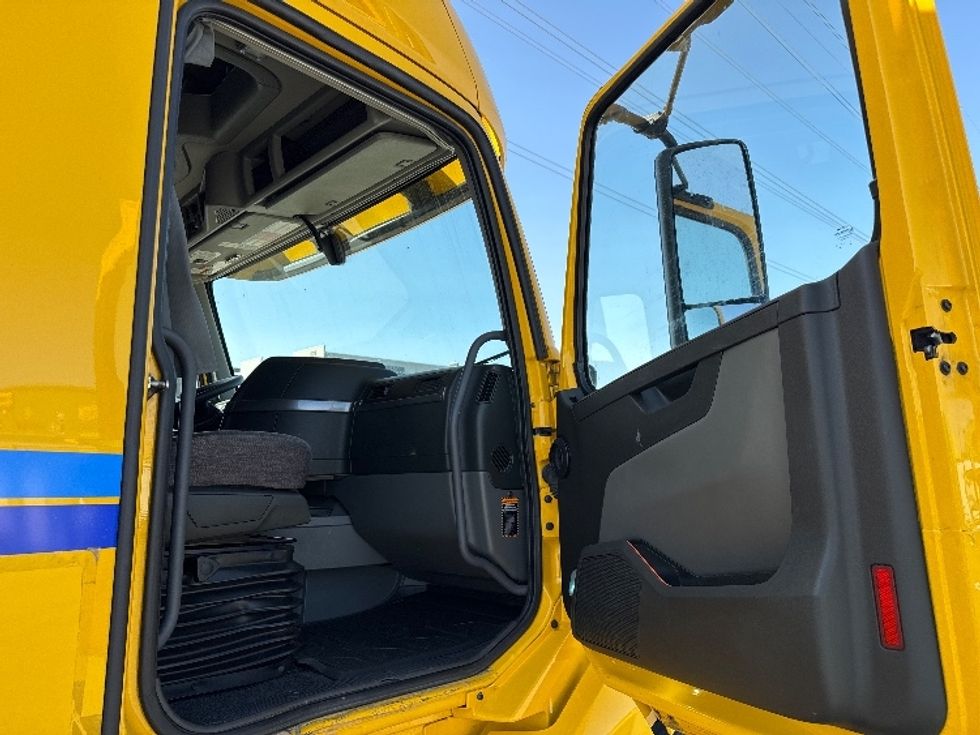 Sleeper Tractor-Heavy Duty Tractors-Volvo-2022-VNL64760-Ontario-CA-379,507\n\t\tmiles-$ 91,250 - Image 13