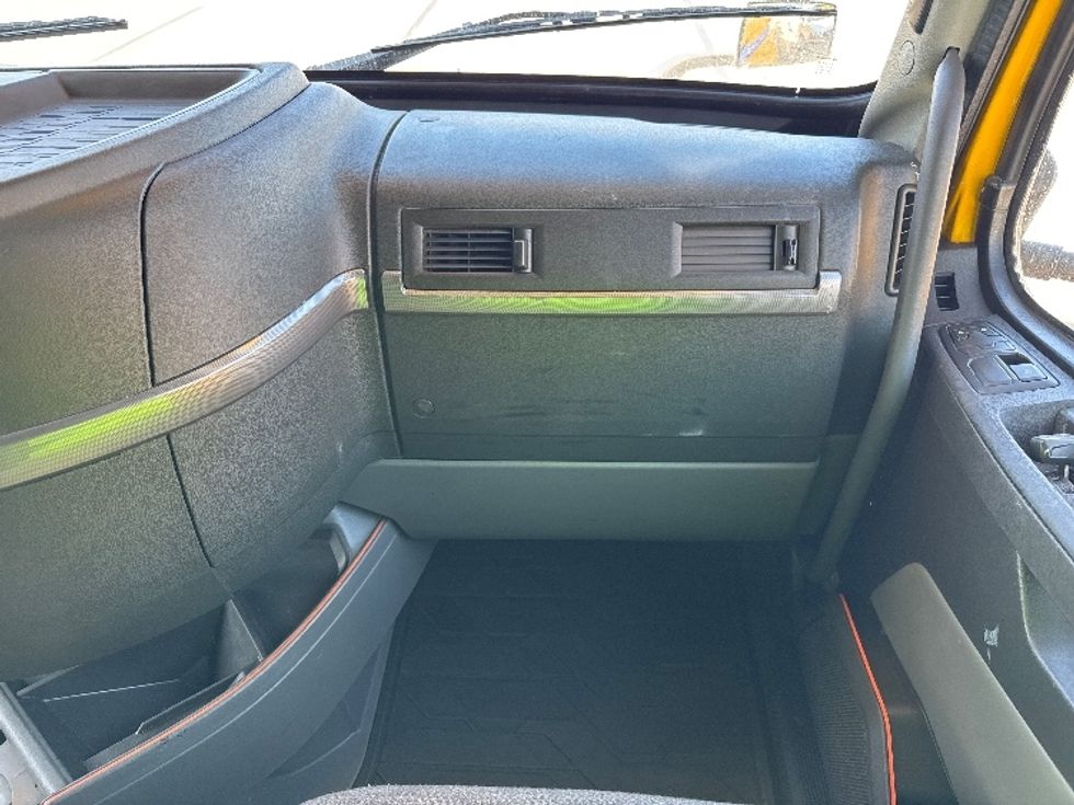 Sleeper Tractor-Heavy Duty Tractors-Volvo-2022-VNL64760-Ontario-CA-379,507\n\t\tmiles-$ 91,250 - Image 14