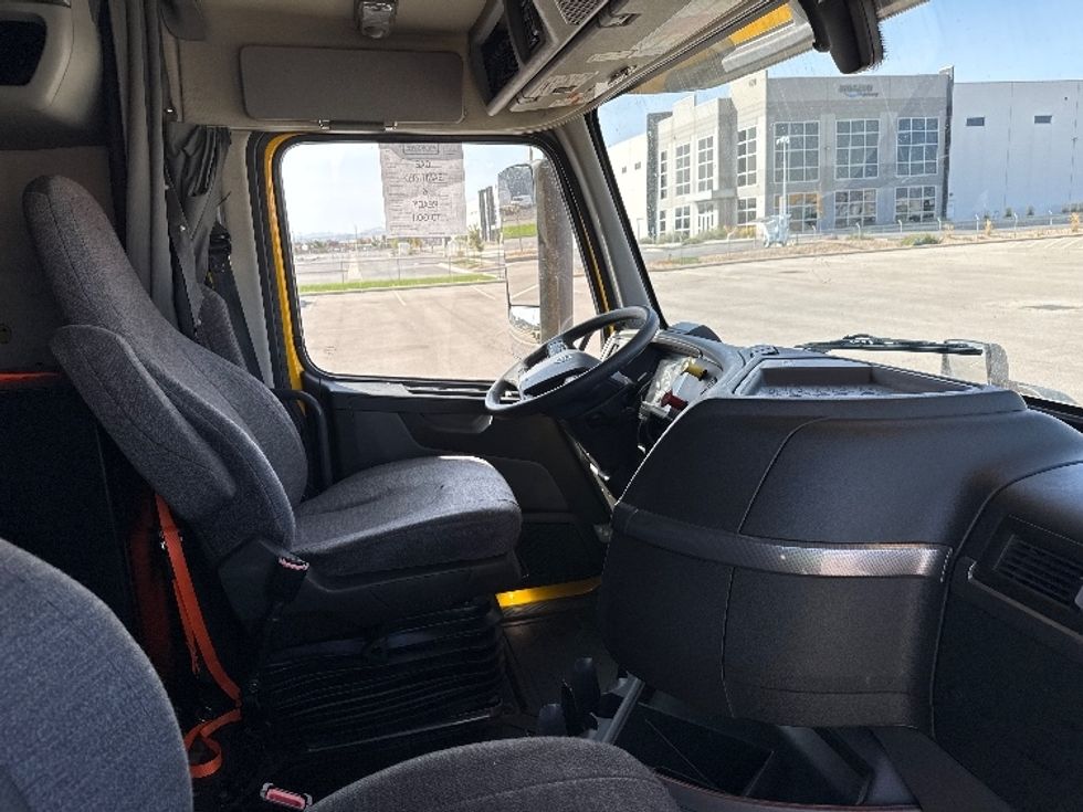 Sleeper Tractor-Heavy Duty Tractors-Volvo-2022-VNL64760-Ontario-CA-379,507\n\t\tmiles-$ 91,250 - Image 15